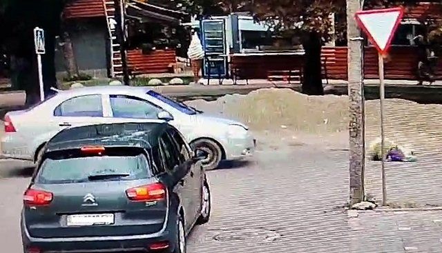 В Ужгороде на пешеходном переходе Chevrolet на большой скорости сбил девушку: Видео ДТП