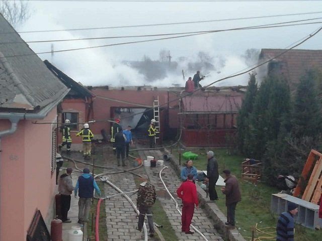 В Закарпатье люди заметили пожар, когда пламя полностью охватило здание