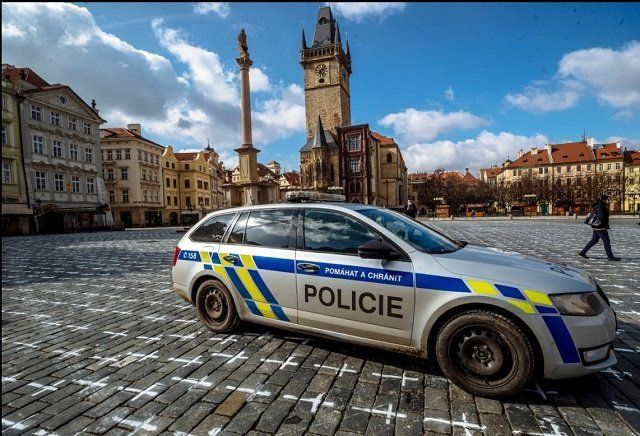 В Чехии полиция ищет человека, сделавшего надпись на брусчатке Староместской площади в Праге