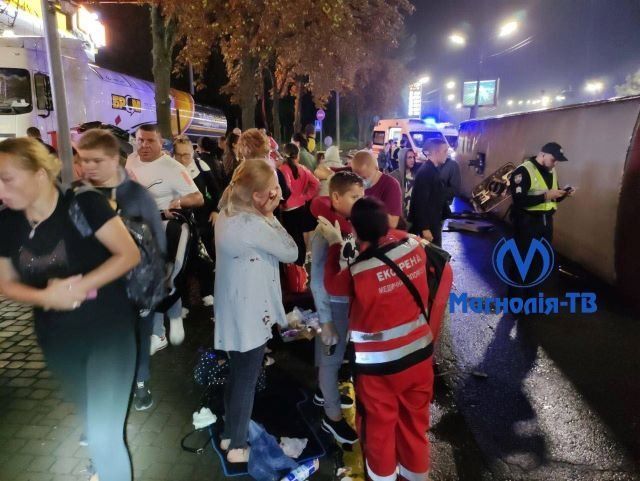В Киеве ночью произошло жесткое ДТП с пассажирским автобусом. 