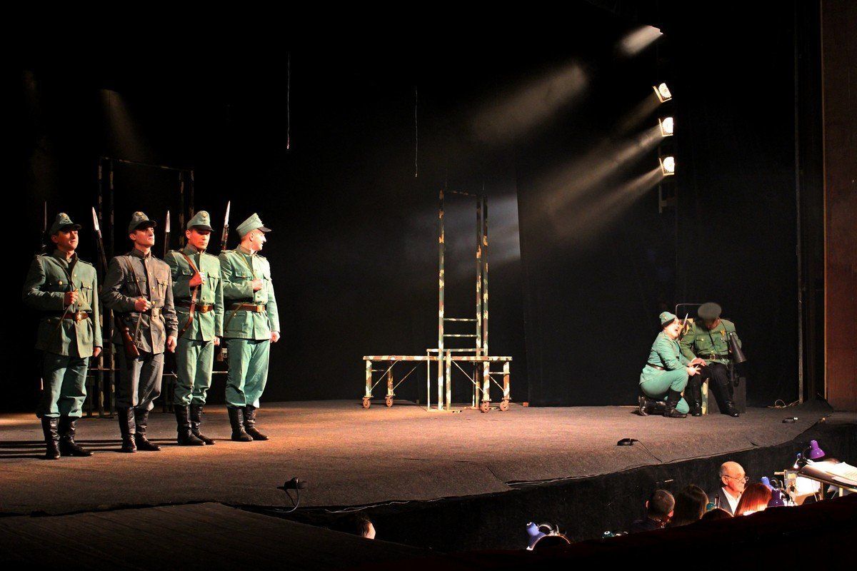 31 января в Ужгороде презентовали спектакль "Приключения бравого солдата Швейка"
