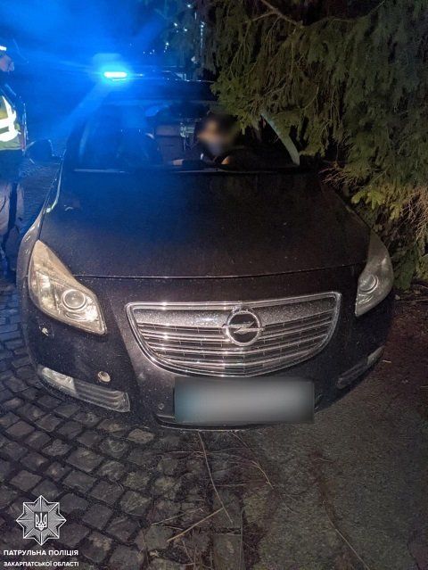 В Ужгороде пьяный водитель врезался в Opel и сбежал - не помогло 