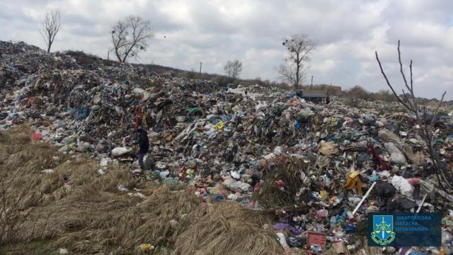 В Закарпатье руководитель общества "приватизировал" под мусор 5 гектаров земли