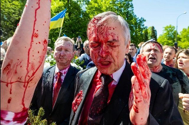 9 мая 2022 года посла РФ облили красной краской, когда он пытался возложить венок на кладбище советских воинов в Варшаве