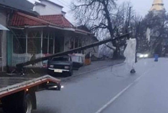 Авария в Закарпатье: ВАЗ снес электроопору, водитель в тяжелом состоянии