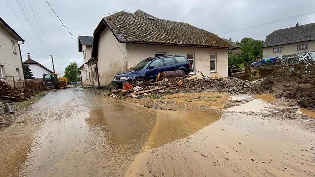 Паводок в Чехии: Пожарные продолжают устранять последствия проливных дождей