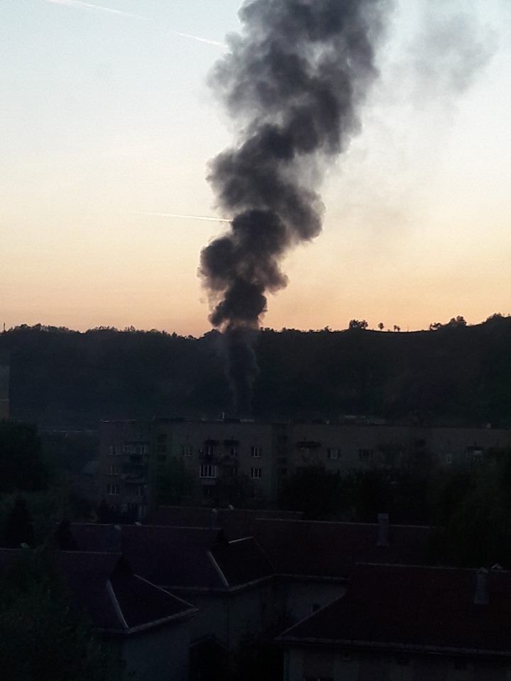 На выезде из Мукачево около двух АЗС сгорело здание