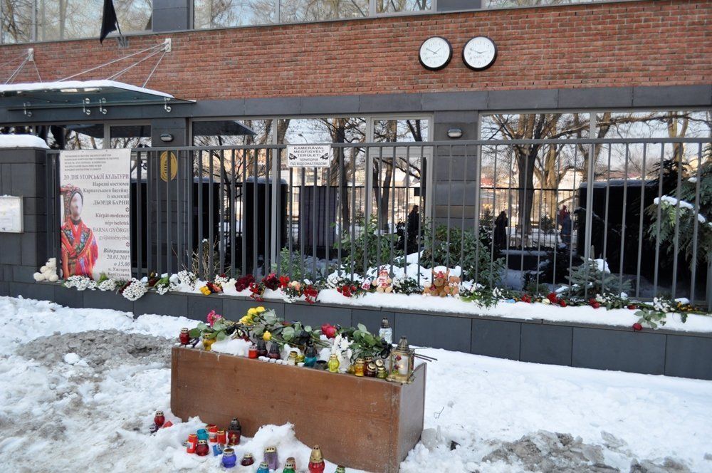 Ужгородцы несут цветы и свечи к Генконсульству Венгрии из-за гибели детей