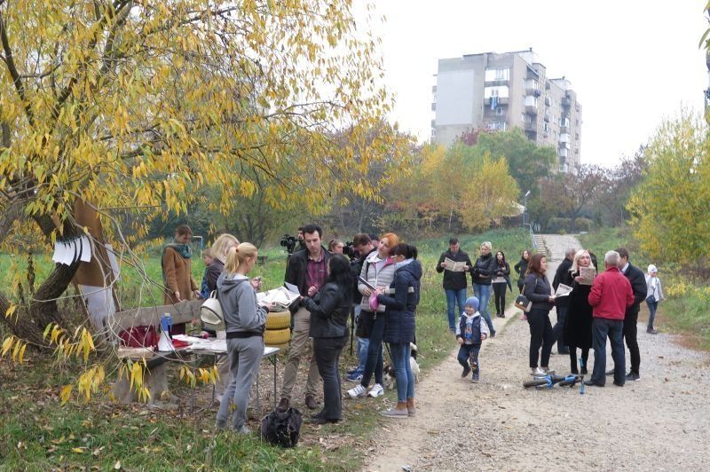 В Ужгороде люди выступили против дерибана земли в парке отдыха "Победа"