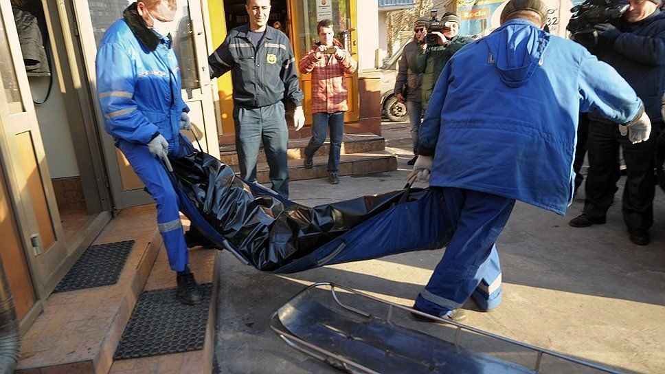 Сотрудники скорой выносят тело Адиля Махмудова из ресторана "Закарпатские узоры"