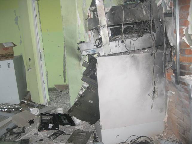 Вследствие взрывов повреждена часть здания банка, двери и окна, и банкомат