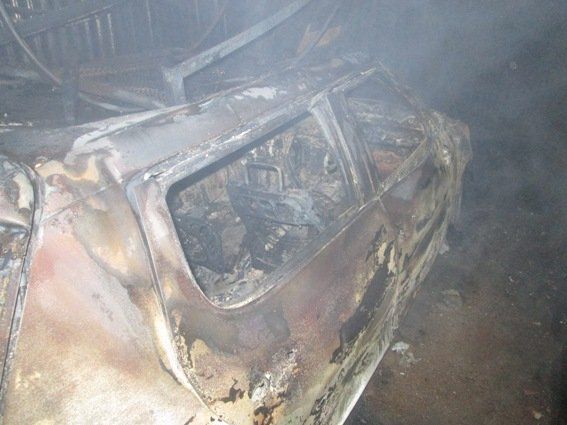 Огнем авто уничтожено полностью
