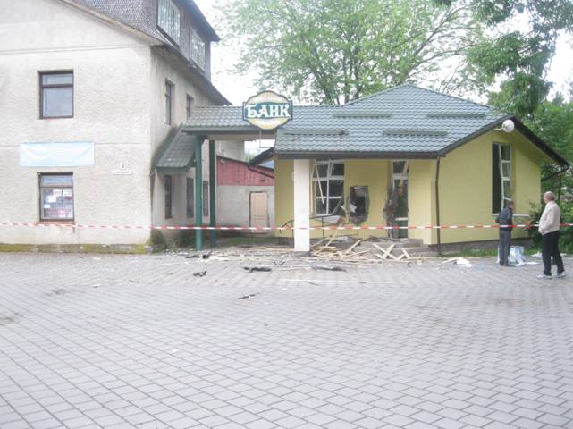 Вследствие взрывов повреждена часть здания банка, двери и окна