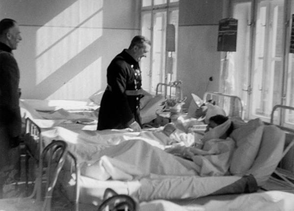 Регент Венгерского королевства адмирал М. Хорти посещает в госпитале воинов