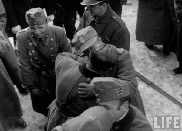 Венгерские и польские воины целуются на радостях
