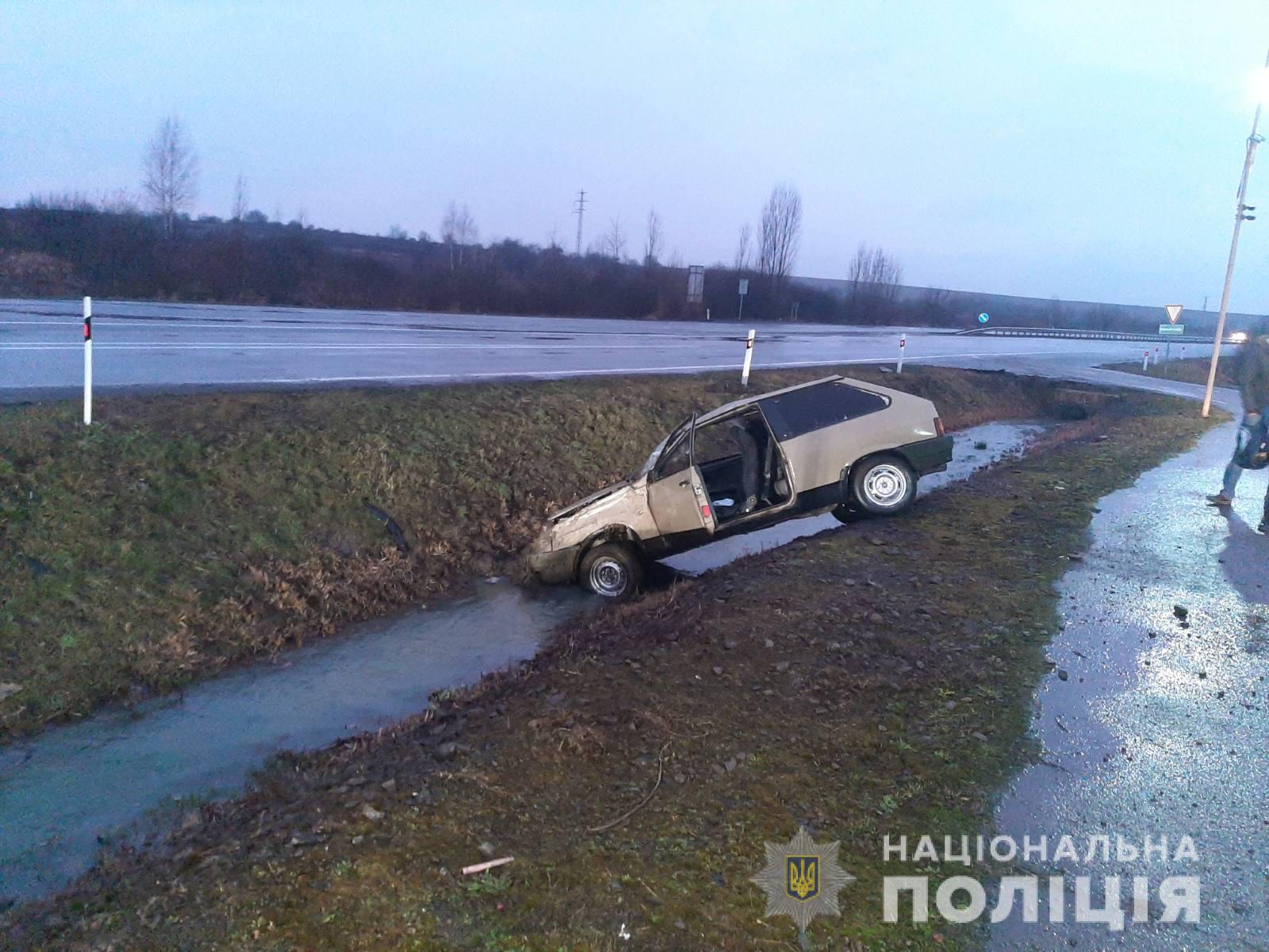 В Закарпатье на трассе автомобиль вылетел с дороги: Молодую девушку забрали на "скорой"