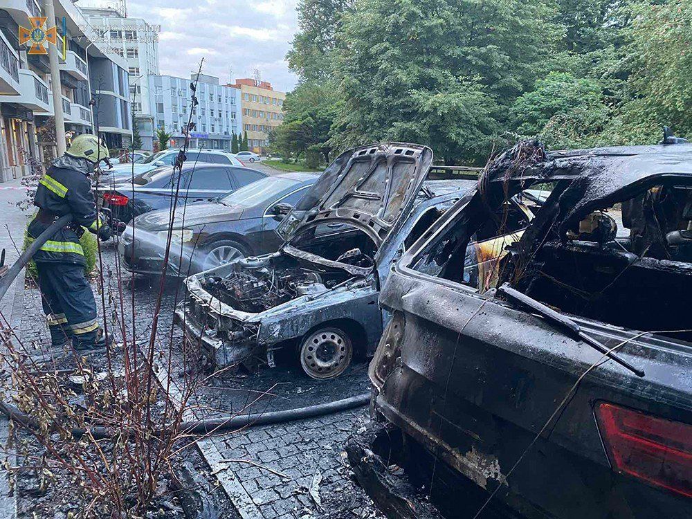 Три автомобиля пылали на парковке элитного дома в Ужгороде: Детали 