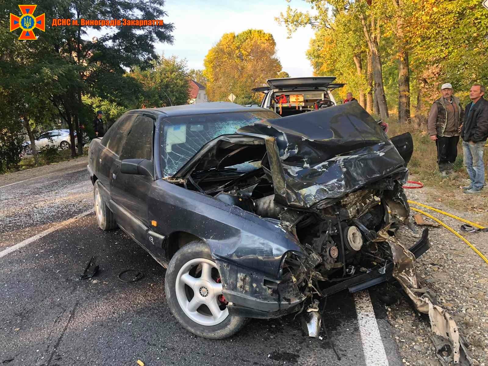 Детали аварии со школьным автобусом в Закарпатье: Водителя зажало в самом автомобиле 