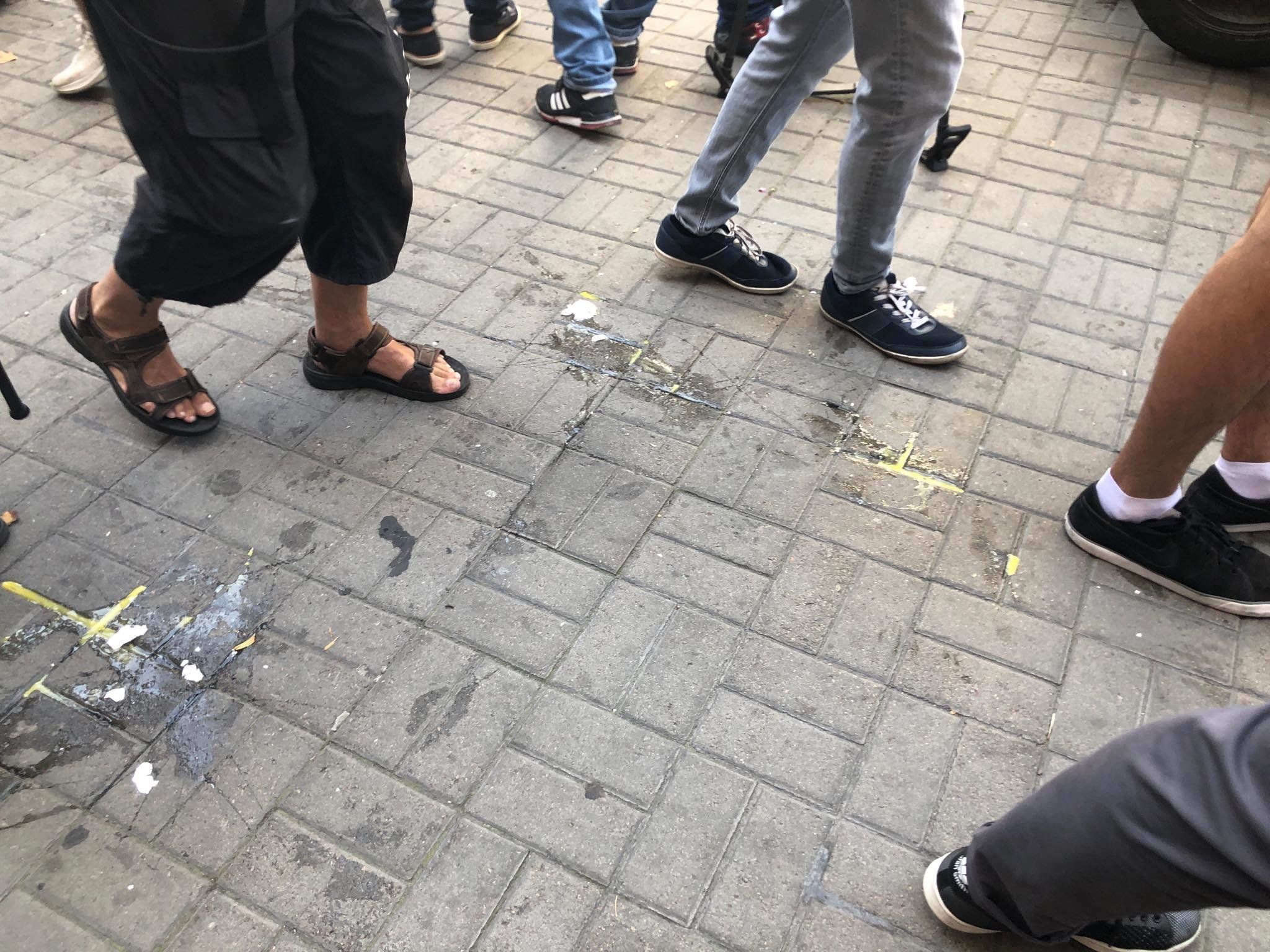 Толпа людей устроила Порошенко душ из яиц после допроса в ГБР 