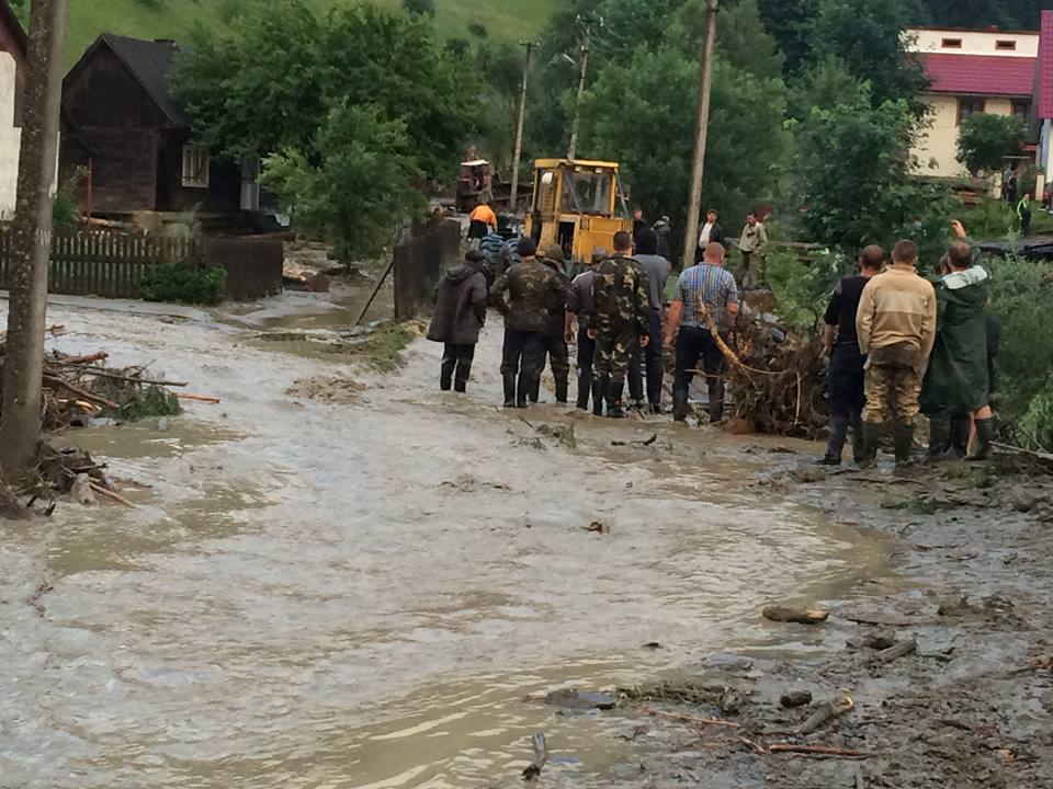 Огромные потоки воды и грязи затопили села Луг и Богдан