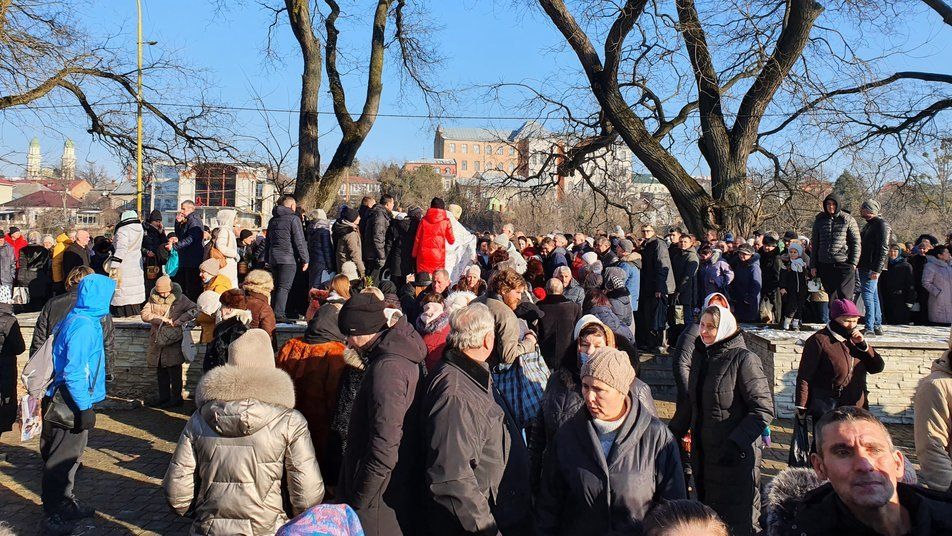 В центре Ужгорода массово отмечают Крещение