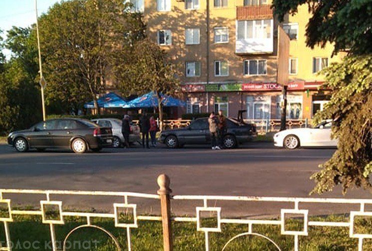 В Ужгороде возле отеля "Закарпатье" масштабное ДТП 