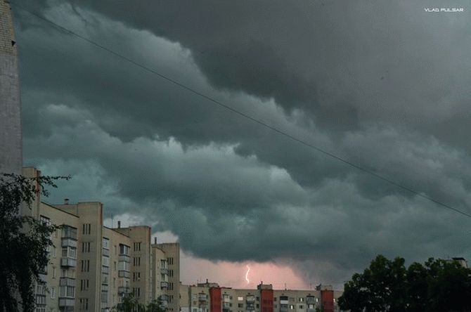 В Закарпатье местные жители заметили необычное огромное облако