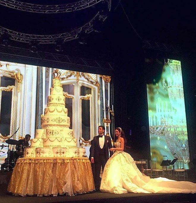 Свадебный торт, увенчанный золотой короной, буквально шокировал своими размерами