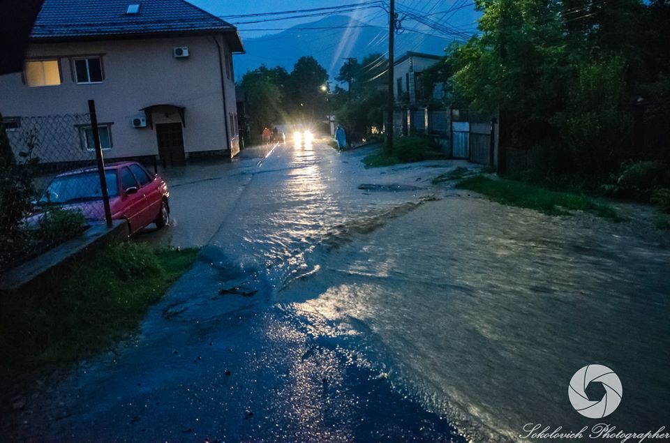 Бесконечные ливни превратили район на Закарпатье в сплошную реку