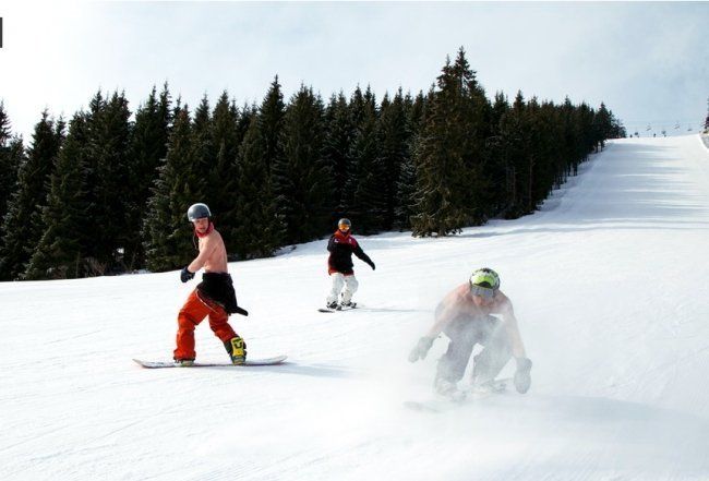 Именно в таком виде решили закрыть лыжный сезон в Карпатах