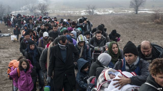 Близько тисячі мігрантів перетнули кордон між Грецією і Македонією