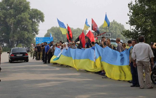 Под Борисполем установили блокпост, чтобы не пустить крестный ход в Киев