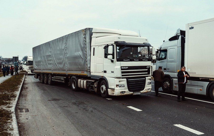 Активисты ВО «Свобода» разворачивают и задерживают грузовики с РФ