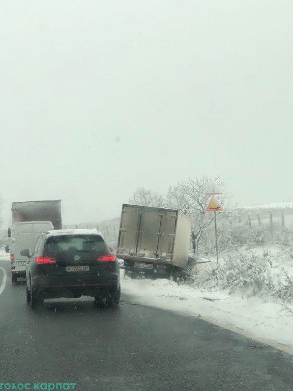 В Закарпатье из-за снега машины не могут удержаться на дороге