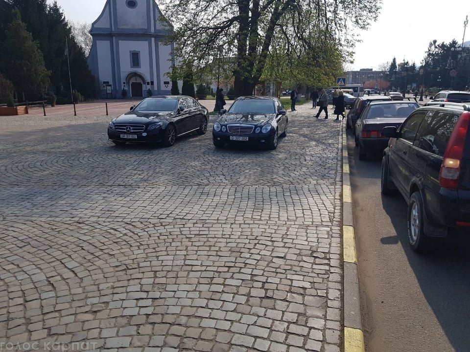 В Закарпатье роскошные иномарки из венгерских консульств плевали на все ПДД