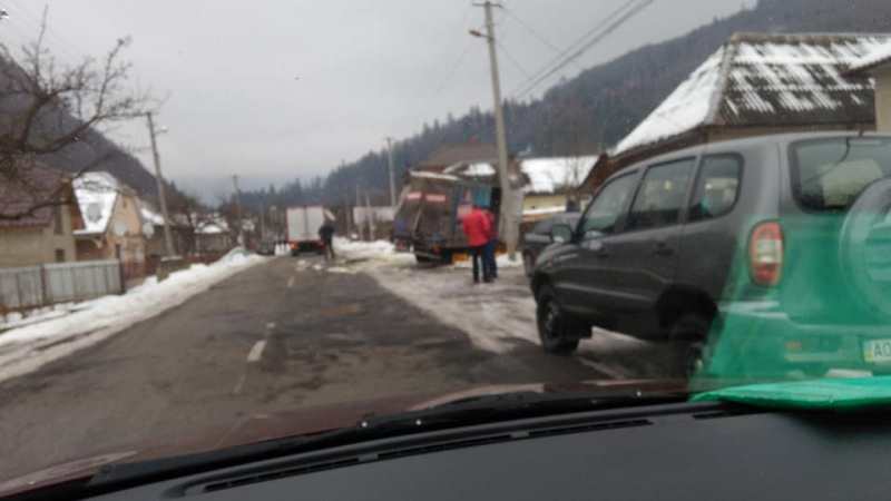 ДТП в Закарпатье: По всей дороге валяется еда, грузовик вылетел с дороги