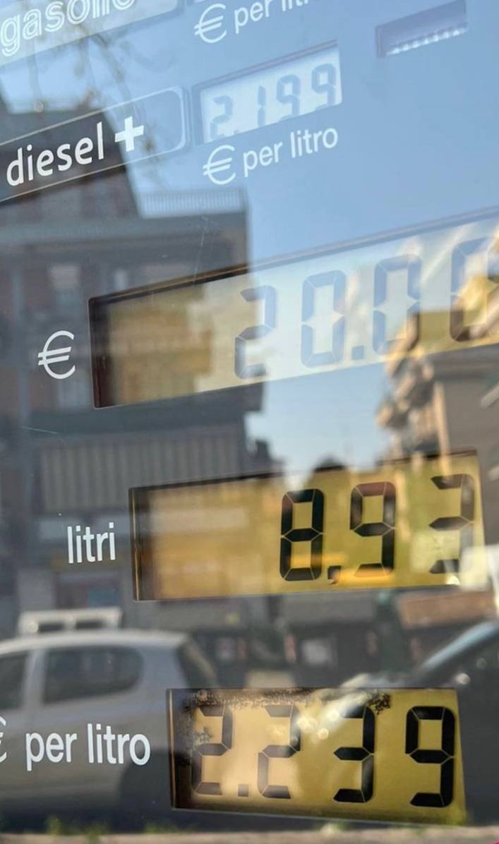 Литр бензина в Италии стоит уже 2,24 евро