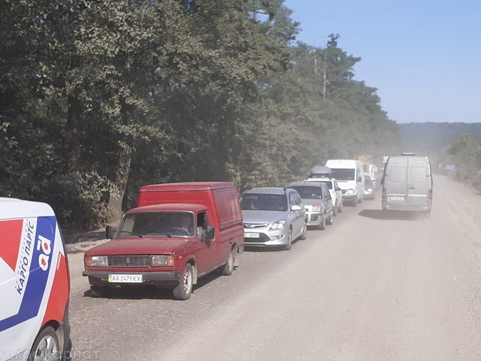 В Закарпатье на трассе "Мукачево-Рогатин" образовался большой затор 