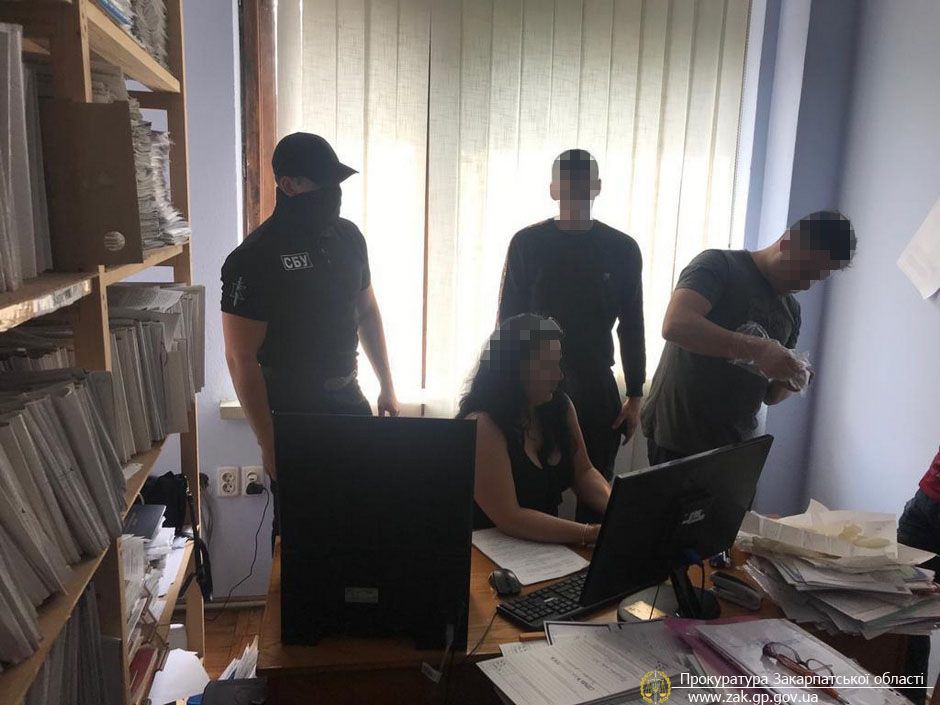 В Закарпатье чиновница РГА организовала на работе преступную схему получения взяток 