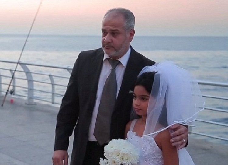 12-летняя девочка в белом платье позирует с мужем, который похож на ее деда