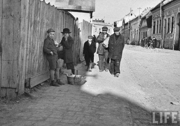 Дети из еврейских семей на улицах Мукачево, 1939