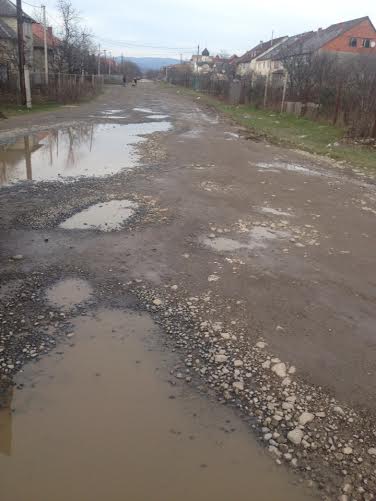 Вот так в Мукачево выглядят разбитые улицы