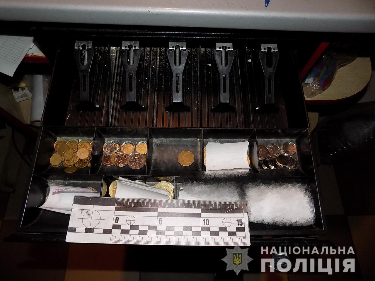 В Ужгороде троица преступников украла из магазина элитный алкоголь 