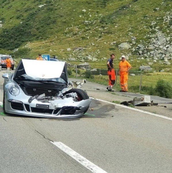 ДТП столетия : На перевале Сен-Готард в Швейцарии столкнулись Mercedes, Porsche и Bugatti
