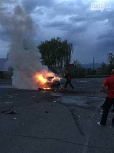 Столкновение " Шкоды" и "Тойоты" под Ужгородом закончилось пожаром