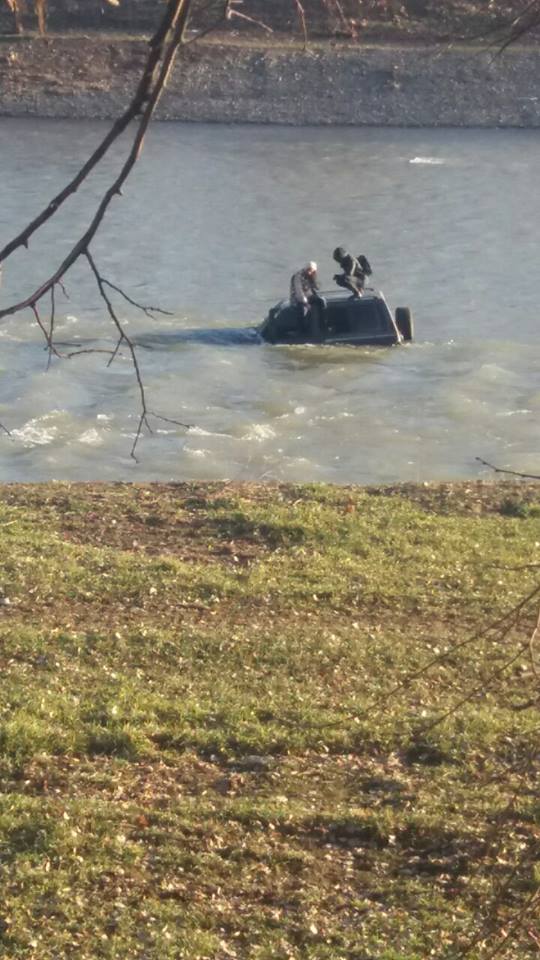 Машина застрягла посеред річки