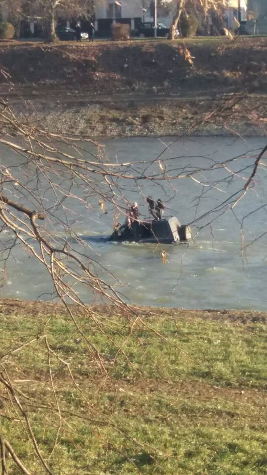 Машина застрягла посеред річки