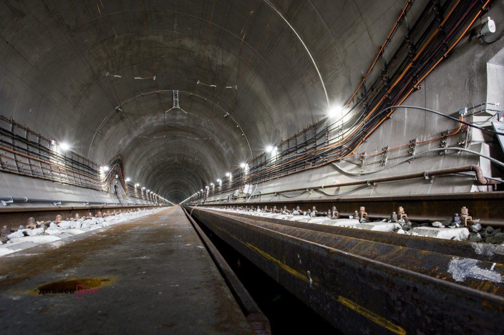 В сети появились фотографии завершения строительства Бескидского тоннеля в Карпатах