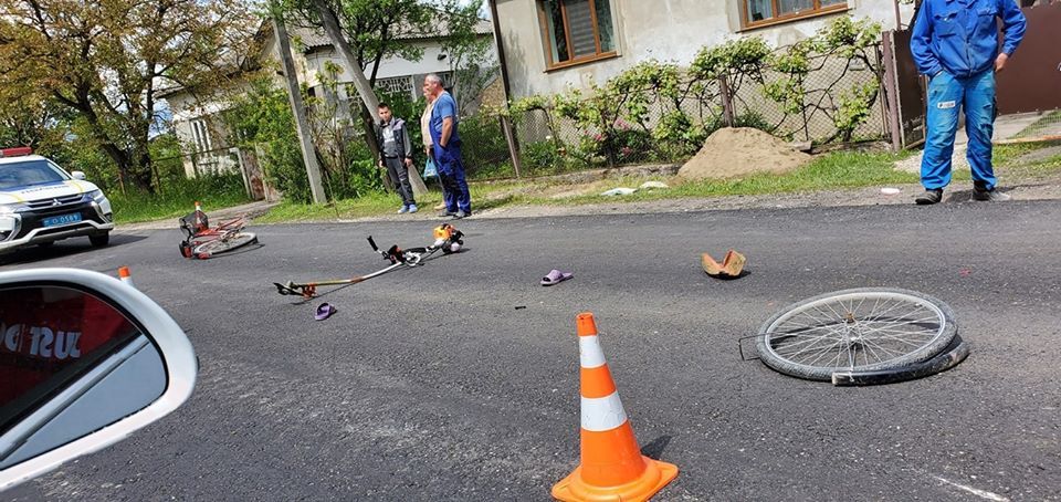 В Закарпатье мотоциклист наехал на велосипедиста - двое пострадавших