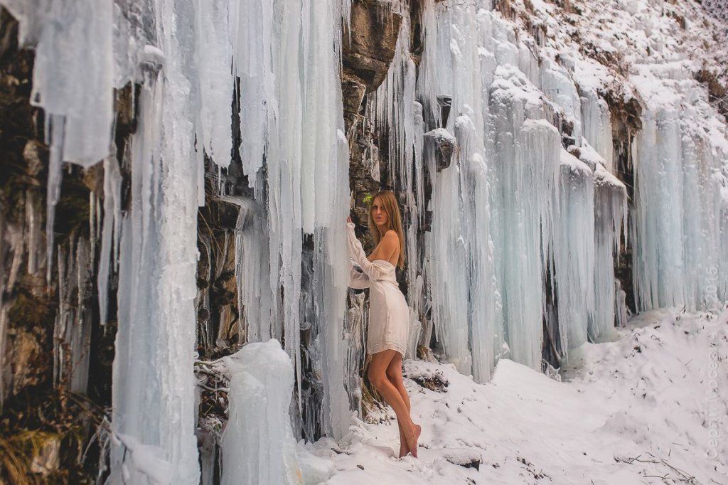 Нереально красива еротична фотосесія біля замерзлого водоспаду в Карпатах